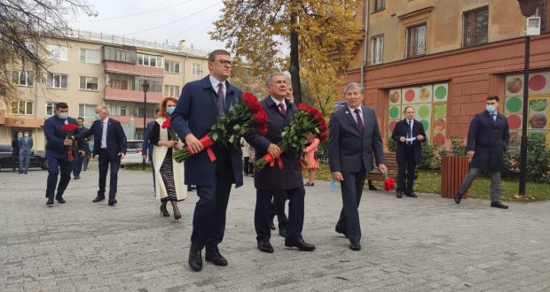Рустам Минниханов возложил цветы к памятнику Мусы Джалиля в Челябинске