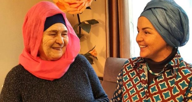 Жительница Брюсселя Роза ханым Абазова получила награду с исторической родины