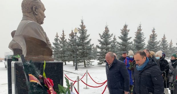 Равиль Ахметшин почтил память генерала армии Махмута Гареева