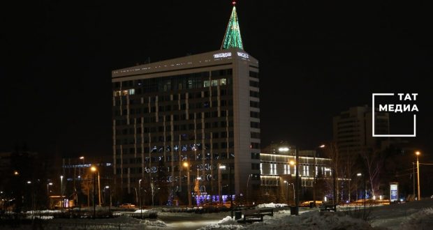 На здании «Татмедиа» установили самую высотную новогоднюю елку Европы