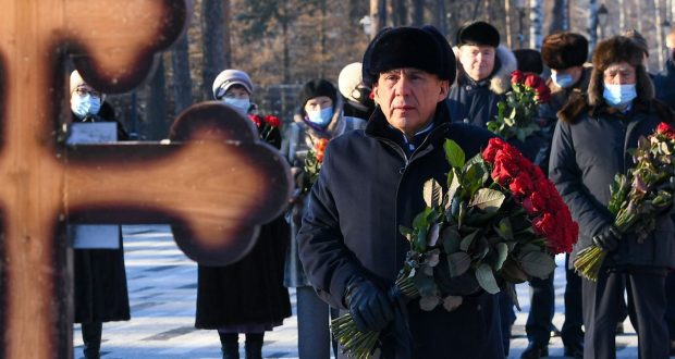 Рустам Минниханов и Минтимер Шаймиев возложили цветы к могиле Героя Советского Союза Бориса Кузнецова
