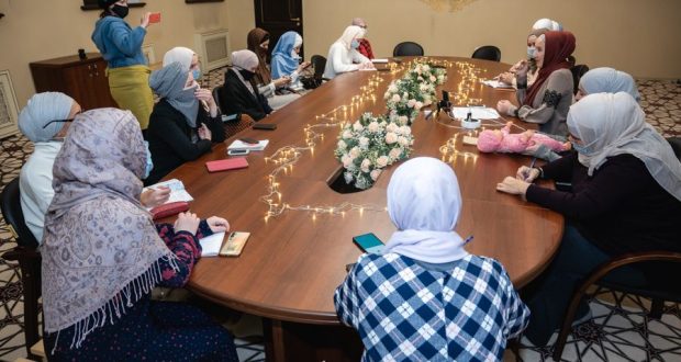 В ДУМ РТ молодым мусульманкам рассказали о татарско-мусульманских традициях и научили петь колыбельные песни