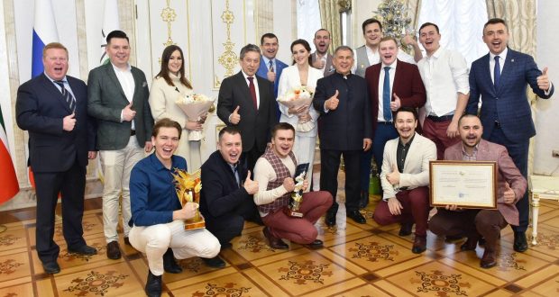 Рустам Минниханов встретился с победителями Высшей лиги КВН командой «Сборная Татнефти»