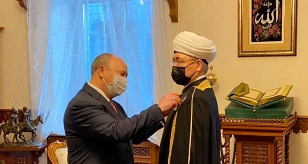 Равиль Ахметшин вручил медаль в честь 100-летия ТАССР Муфтию Шейху Равилю Гайнутдину