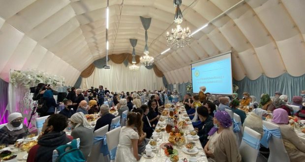 В шатре фонда «Ярдэм» прошёл благотворительный обед в честь декады инвалидов
