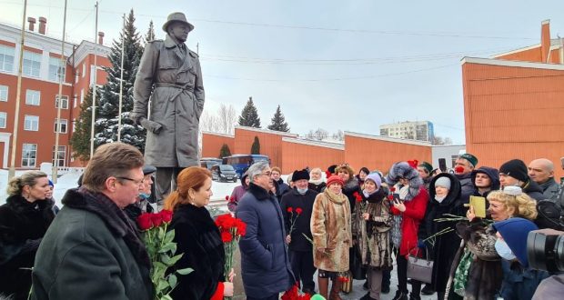 The Chairman of the National Council of the WCT  laid flowers at the monuments of the outstanding sons of the Tatar people