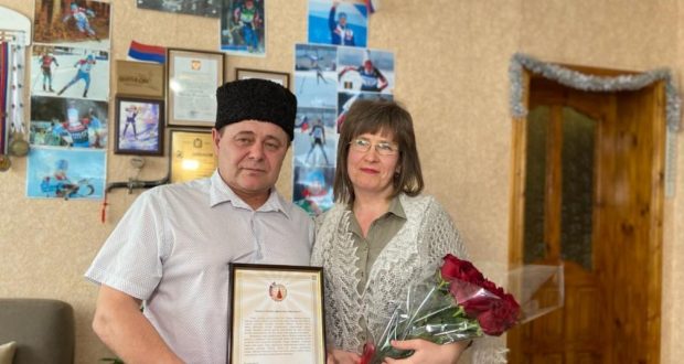 Семье биатлониста Эдуарда Латыпова вручено Благодарственное письмо Всемирного конгресса татар