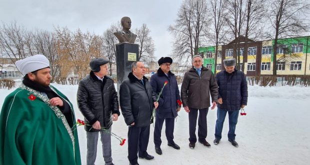 Василь Шайхразиев возложил цветы к памятнику Тукая в с. Барда