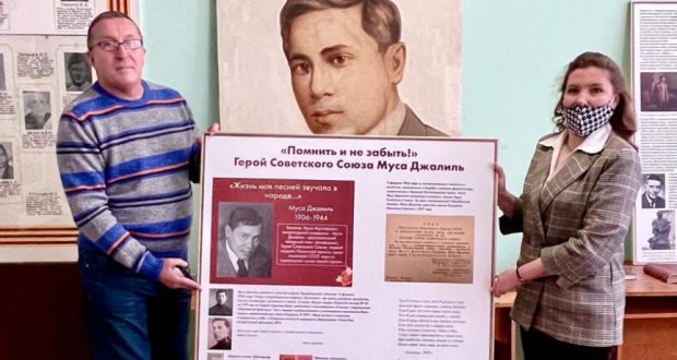 Барельеф с портретом Мусы Джалиля и стенд, посвященный его творчеству вручили в дар Усть-Узинской школе