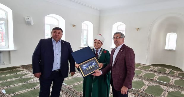 Василь Шайхразиев ознакомился с Центральной Соборной мечетью Оренбурга