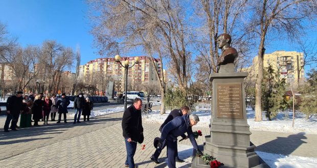 Vasil Shaikhraziev laid flowers at the monument to Musa Jalil in Astrakhan