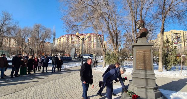 Василь Шайхразиев возложил цветы к памятнику Мусы Джалиля в Астрахани