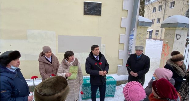 Данис Шакиров возложил цветы к мемориальной доске Героя Социалистического труда Ахмета Ахмерова