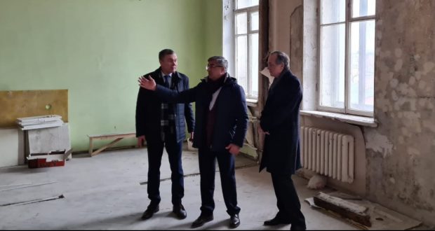 Василь Шайхразиев ознакомился с ходом ремонтных работ в Татарском культурном центре