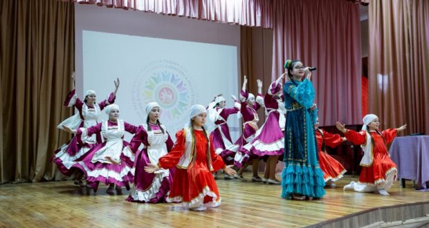 Казанның кызлар укый торган 4 нче гимназия- интернатында Халыклар дуслыгы фестивале узды.