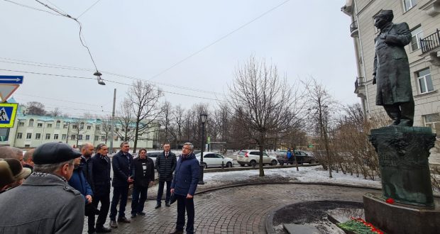 Председатель Национального Совета в Санкт-Петербурге возложил цветы к памятникам выдающихся татарских личностей