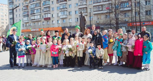 У памятника Габдулле Тукаю в Челябинске состоялось торжественное собрание в честь 135-летия великого татарского поэта