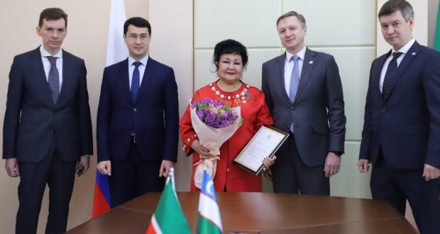 Райхан Манняповой торжественно вручили в Ташкенте благодарность Президента Республики Татарстан