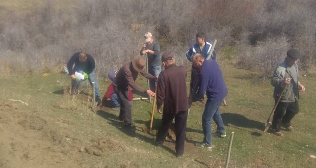 Члены ОО “Татулык” Иссык-Кульской области провели субботник на мусульманском кладбище