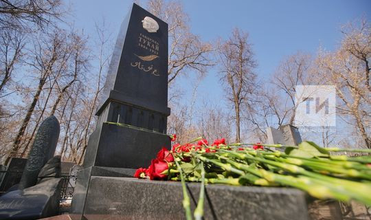 Поэты и писатели РТ возложили цветы к могиле Тукая в Казани