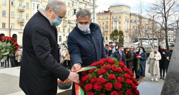 Rustam Minnikhanov and Mintimer Shaimiev laid flowers at the Tukay monument in Kazan on the poet’s birthday