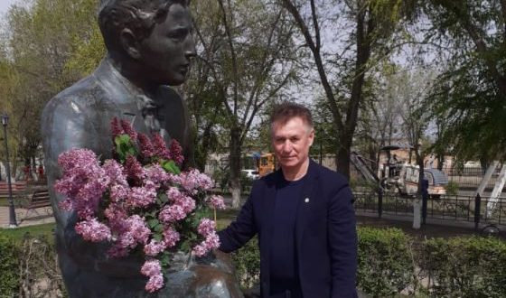 Flowers were laid at the monument to Gabdulla Tukay in Astrakhan