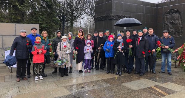 В Санкт-Петербурге возложили венки и цветы к монументу «Мать-Родина» на Пискаревском мемориальном кладбище