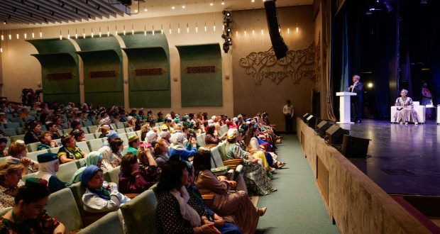 ФОТОРЕПОРТАЖ: VI Бөтендөнья татар хатын-кызлары форумының пленар утырышы