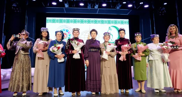 На пленарном заседании VI Всемирного форума татарских женщин состоялось вручение Государственных наград Республики Татарстан