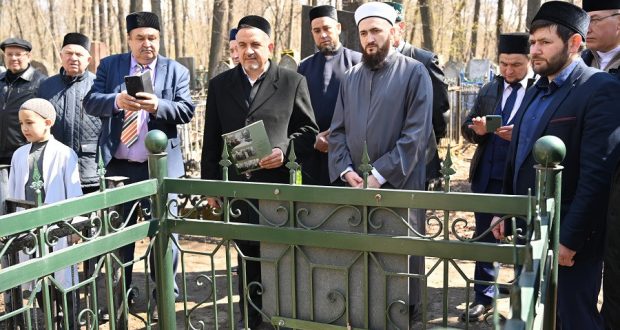 На новотатарском кладбище при участии муфтия прошел День памяти наставников