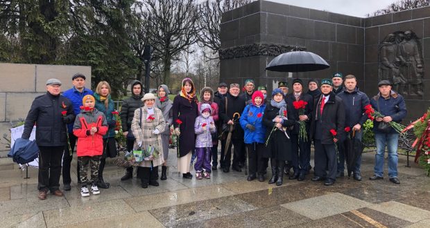 В Санкт-Петербурге возложили венки и цветы к монументу «Мать-Родина» на Пискаревском мемориальном кладбище