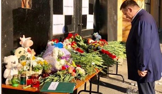 К мемориалу у Постоянного представительства Республики Татарстан в городе Санкт-Петербурге приносят цветы в память о погибших