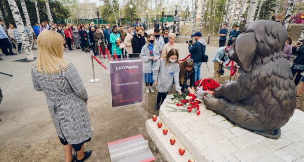 В Югре почтили память погибших в 175-ой гимназии Казани