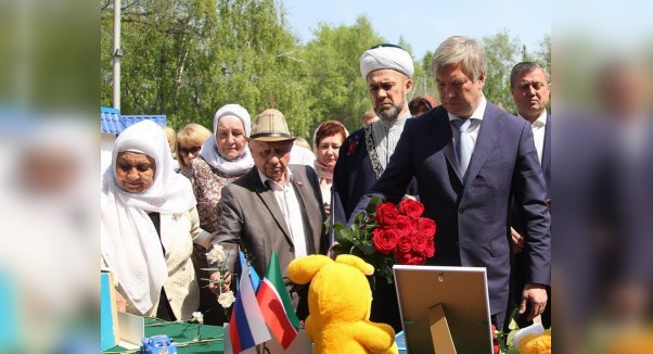 У Центра татарской культуры в Ульяновске сделали мемориал в память о жертвах трагедии в Казани