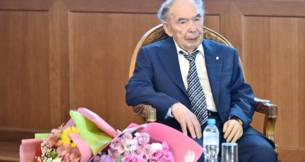 ВИДЕО: Мухаметшин поздравил Индуса Тагирова с 85-летием