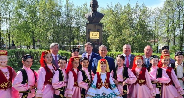 Президент Татарстана Рустам Минниханов возложил цветы к памятнику Тукая в Бардымском районе