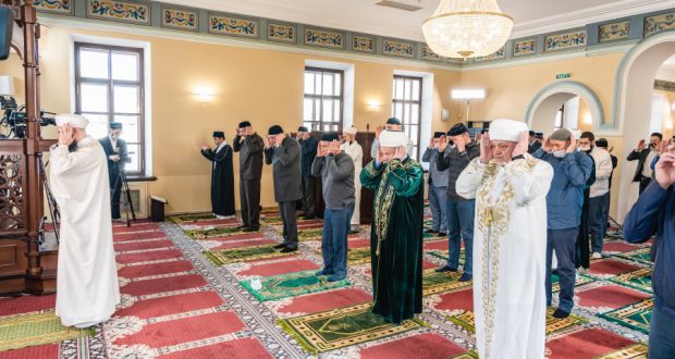Президент Республики Татарстан принял участие в праздничном намазе в честь Ураза-байрам