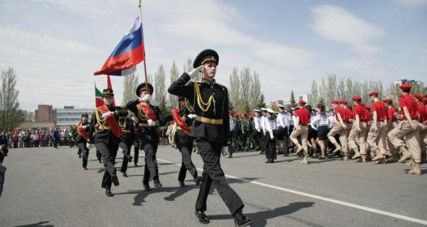 A festive parade of junior schoolchildren was held in the Kazan Victory Park