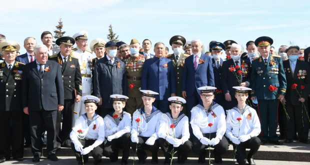 Президент Республики Татарстан возложил цветы к Вечному огню в Парке Победы