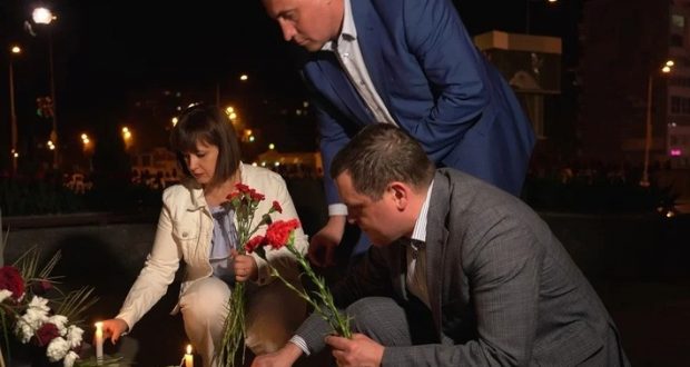 В Самаре на улице Осипенко у фонтанов создали мемориал жертвам трагедии в Казани