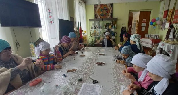 В Комнате Национального быта татарской автономии г. Новокузнецка прошел мастер-класс по изготовлению мусульманских тасбих (четок)