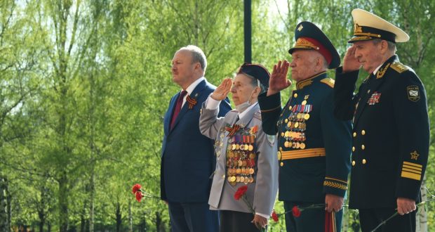 Клуб офицеров при Полпредстве Татарстана возложил цветы к Могиле Неизвестного солдата