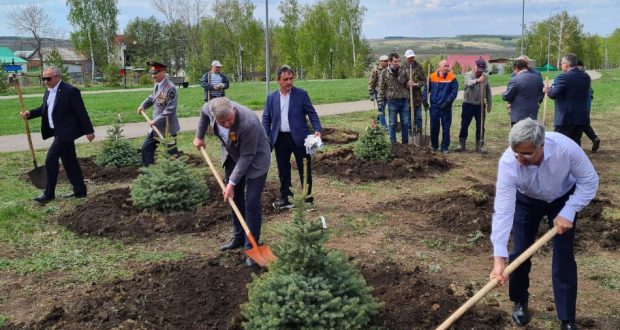 Василь Шайхразиев принял участие в высадке деревьев в парке имени Галянура Бухараева