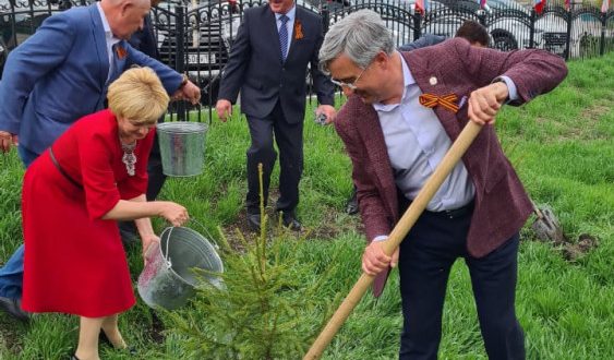 Vasil Shaikhraziev took part in planting trees in the park named after Galyanur Bukharaev