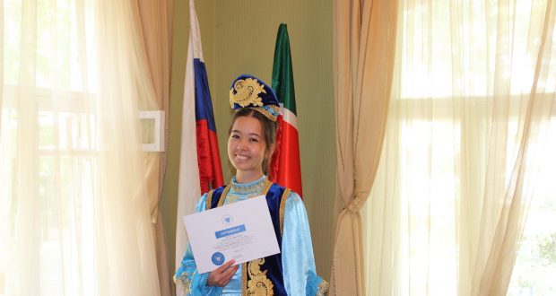 В Екатеринбурге вручили сертификаты КФУ об окончании курсов татарского языка