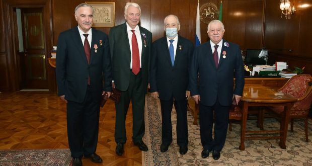 Минтимер Шаймиев вручил медали «100 лет образования ТАССР»