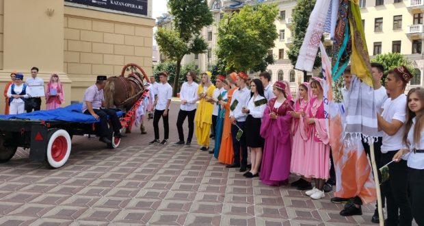 Residents of Kazan take part in the ceremony of collecting gifts at Sabantui                             