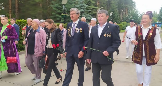 Делегаты Татарстана возложили цветы к памятнику “Горящее сердце шахтера”