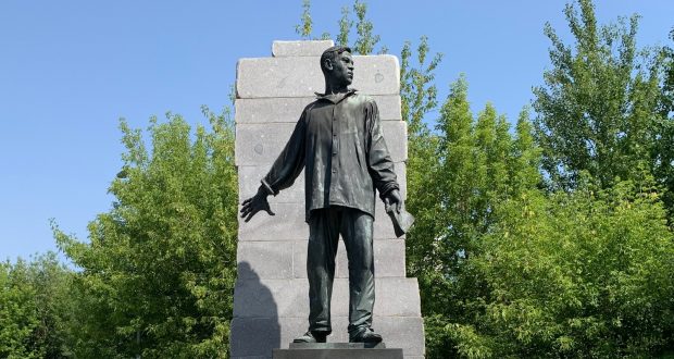 Employees of the Mission   of Tatarstan laid flowers in Moscow at the monument to the Hero of the Soviet Union Musa Jalil