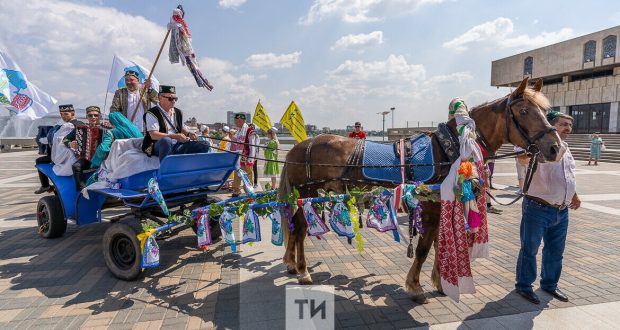 С миру по нитке: в Казани прошло праздничное шествие сбора подарков к Сабантую